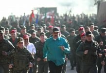 Maduro chefia exercícios militares e indica que quer se manter no poder