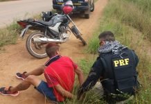 Após tentativa de fuga, jovem é preso com moto roubada