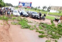 Estrada da Penal é fechada por moradores e caminhoneiros