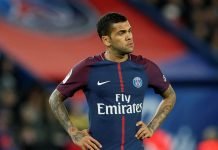 Daniel Alves negocia renovação de contrato com o PSG