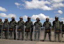 Em dia de distribuição de ajuda, Maduro fecha fronteira com Colômbia
