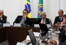 Para surpresa de todos, o auto declarado presidente interino do país, Juan Guaidó, cruzou a fronteira colombiana e compareceu ao show. Não está claro como será sua atuação no início da distribuição da ajuda.