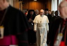 “Todo feminismo se torna um machismo de saias”, diz papa Francisco