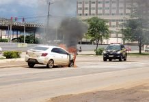 Carro pega fogo em via pública da Capital