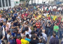 Consumidores protestam contra aumento na conta de energia e fecham avenida em RO