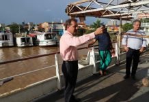 Prefeito Hildon Chaves vistoria reforma do barco hospital que atenderá o Baixo Madeira