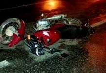 Assaltantes roubam moto, mas na fuga dão de frente com equipe da PM