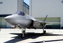 Caça japonês cai no oceano durante exercício militar