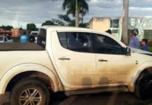 Motorista foge após destruir poste em acidente com caminhonete