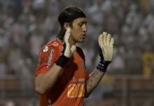 Bombardeado pelo Santos, Cássio fala de cansaço nos pênaltis