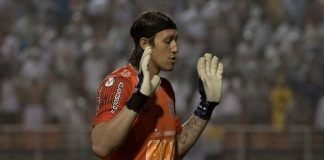 Bombardeado pelo Santos, Cássio fala de cansaço nos pênaltis