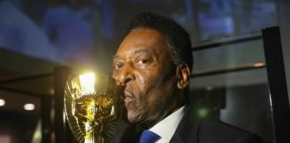 Pelé segue internado em Paris, mas estafe diz: ‘Não há pressa de sair’