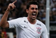 Danilo Avelar dorme no hospital após choque de cabeça, mas passa bem