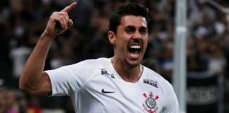 Danilo Avelar dorme no hospital após choque de cabeça, mas passa bem