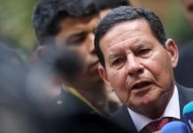 Maia arquiva pedido de impeachment contra Mourão