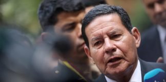 Maia arquiva pedido de impeachment contra Mourão