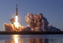SpaceX pousa os três propulsores do foguete Falcon Heavy pela 1ª vez