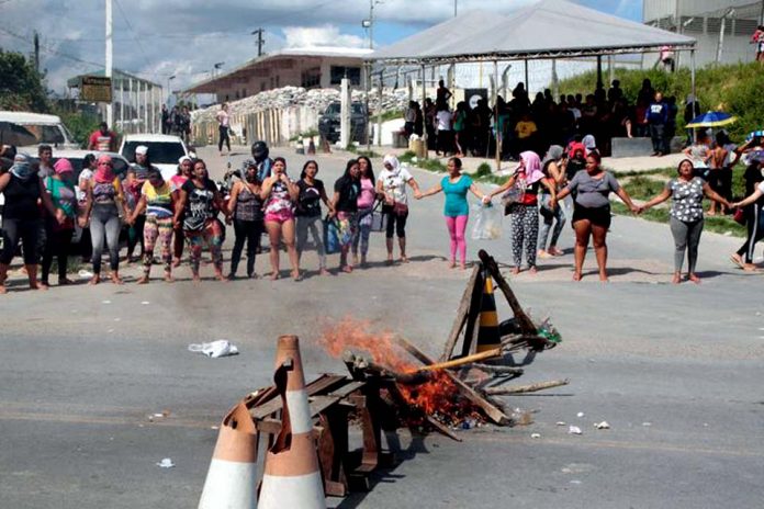 Parentes de presos bloqueiam a entrada de uma prisão em Manaus (AM).