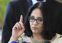 Ministra Damares Alves pede a Bolsonaro para deixar o governo