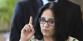 Ministra Damares Alves pede a Bolsonaro para deixar o governo