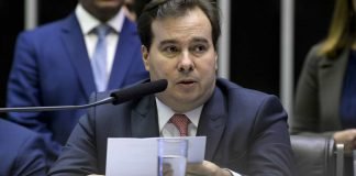 Maia sugere rever decreto de armas e vira alvo