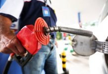 Petrobras reduz preço da gasolina na refinaria em 4,4%