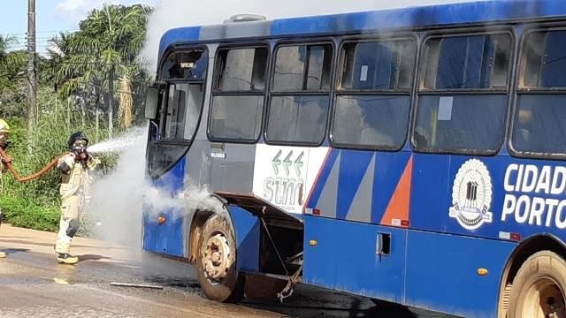 urgente-onibus-pega-fogo-proximo-a-prf-na-capital