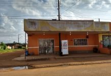 Adolescente ri ao ser apreendido por mandar matar o próprio pai com tiro na cabeça, em RO