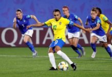 Marta esquece susto com lesão e assume protagonismo também fora de campo no Mundial