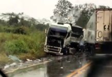 BR-364: Colisão entre duas carretas deixa três feridos