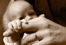 Príncipe Harry divulga foto do filho Archie para celebrar seu primeiro Dia dos Pais