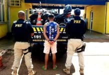Jovem inabilitado é preso empinando moto adulterada na frente da polícia