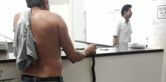 Idoso é picado por jararaca e leva cobra viva na mão até o hospital em Cacoal