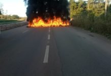 Homens encapuzados ateiam fogo em pneus e tentam interditar BR-364, em Porto Velho