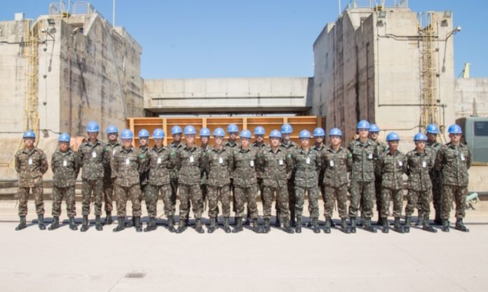 Aspirantes a oficiais do 5º BEC posam para foto