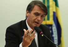 Chamado de traidor, Bolsonaro diz a policiais que ‘vai resolver o caso’