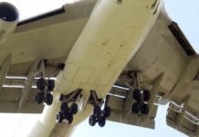 Homem viaja no trem de pouso de avião, mas cai e morre em Londres