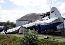 Avião cai em cima de casa na Rússia e deixa quatro pessoas feridas