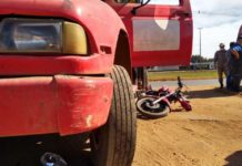 Colisão entre caminhão e moto deixa duas pessoas feridas