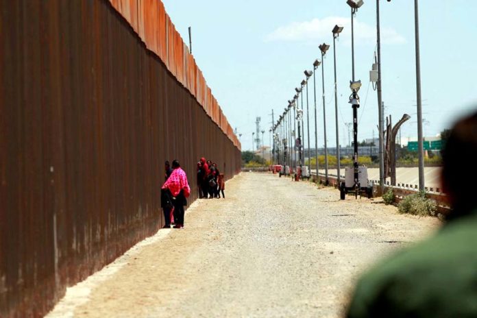 Muro Estados Unidos–México ao longo da fronteira entre os dois países