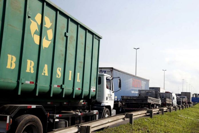 Paralização de caminhoneiros na Rodovia Presidente Dutra.