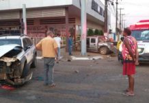 Motoristas ficam feridos durante acidente entre táxi e caminhonete
