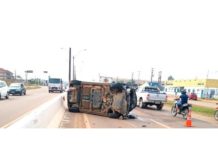 Mulher bate em carreta e capota carro na BR-364