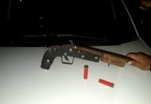 PM evita assaltos na zona Leste e dois são presos armados