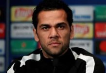 Por Copa, Daniel Alves muda planos e volta ao Brasil após 17 anos