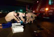 Motociclista na contra mão da BR 364 bate de frente com caminhonete