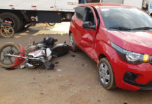 Motociclista fica em estado grave após bater contra lateral de carro