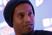 Sem passaporte, Ronaldinho Gaúcho vira embaixador do turismo