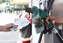 Petrobras eleva preço da gasolina após anúncio de que não aumentaria