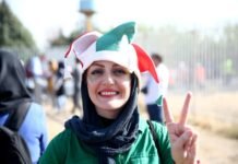 Mulheres iranianas assistem a um jogo de futebol no estádio pela primeira vez em 40 anos